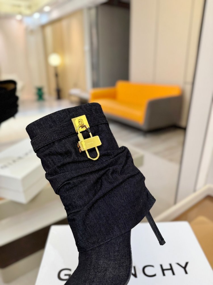 Ankle boots on stud фото 8