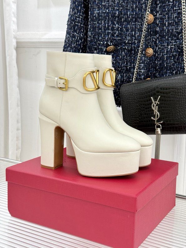 Ботильоны на высоком каблуке с металлической пряжкой