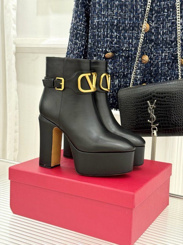 Ботильоны на высоком каблуке с металлической пряжкой