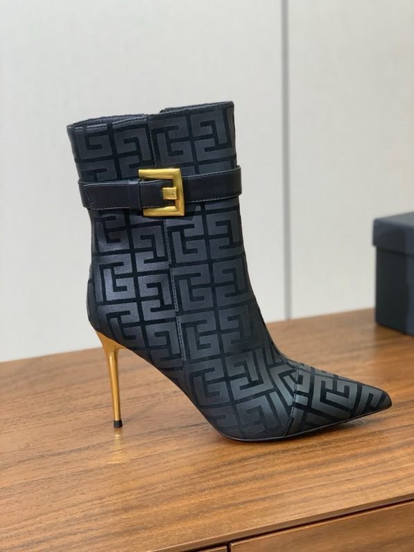 Ankle boots on high heel