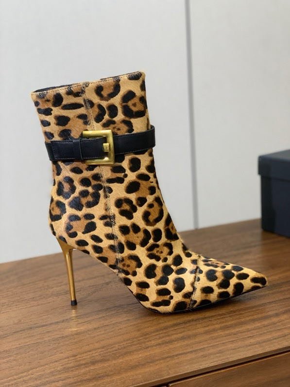 Ankle boots on high heel