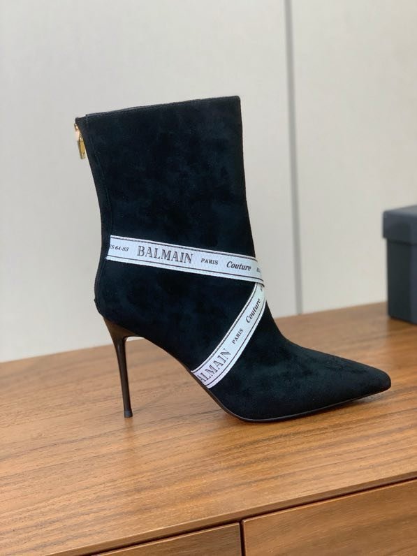 Ankle boots on high heel