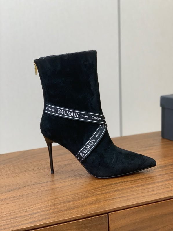 Ankle boots on high heel