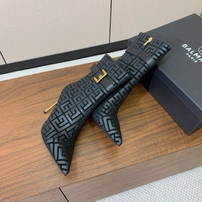 Ankle boots on high heel фото 4