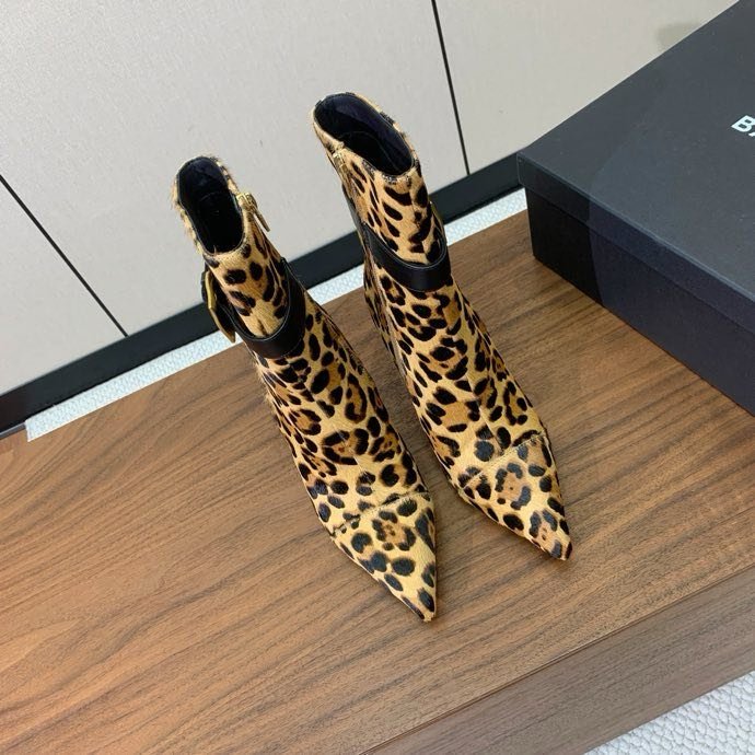 Ankle boots on high heel фото 6