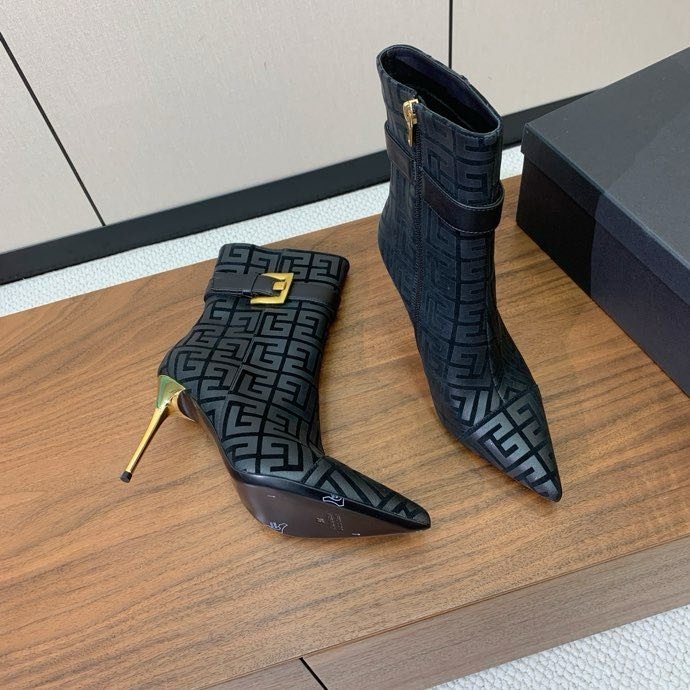 Ankle boots on high heel фото 8