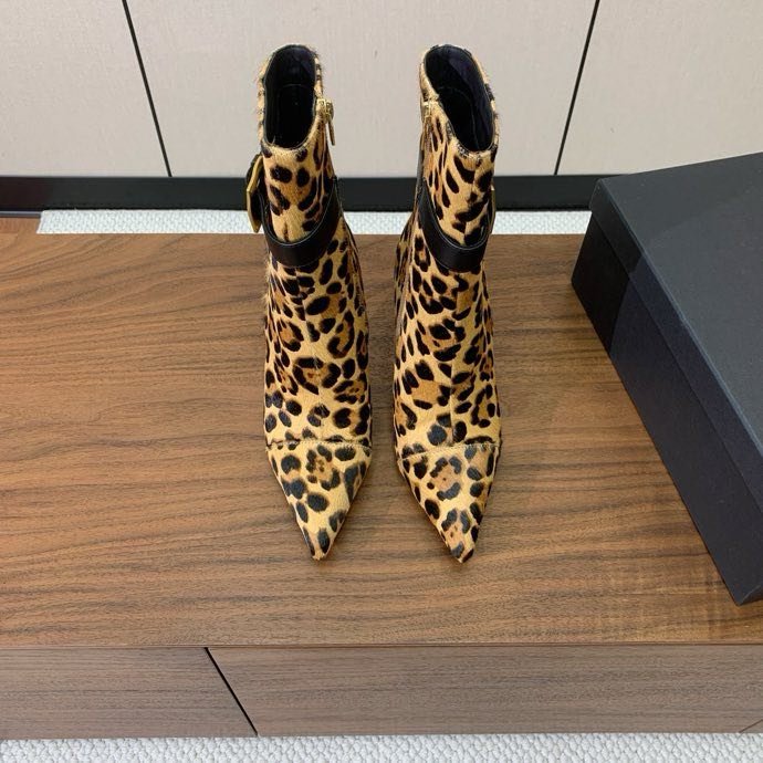 Ankle boots on high heel фото 8