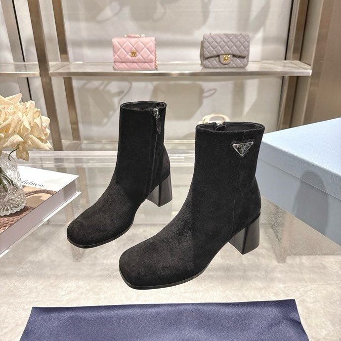 Ботильйони жіночі з трикутним каблуком