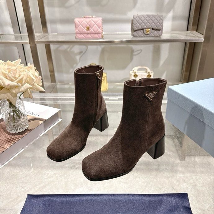 Ботильйони жіночі з трикутним каблуком