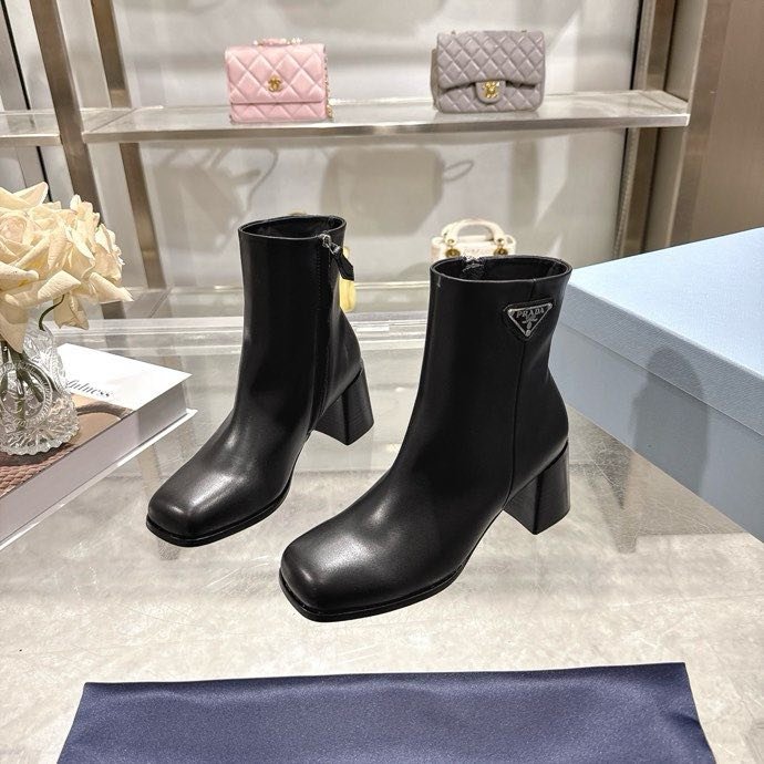 Ботильйони жіночі з трикутним каблуком