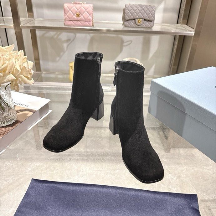 Ботильйони жіночі з трикутним каблуком фото 2