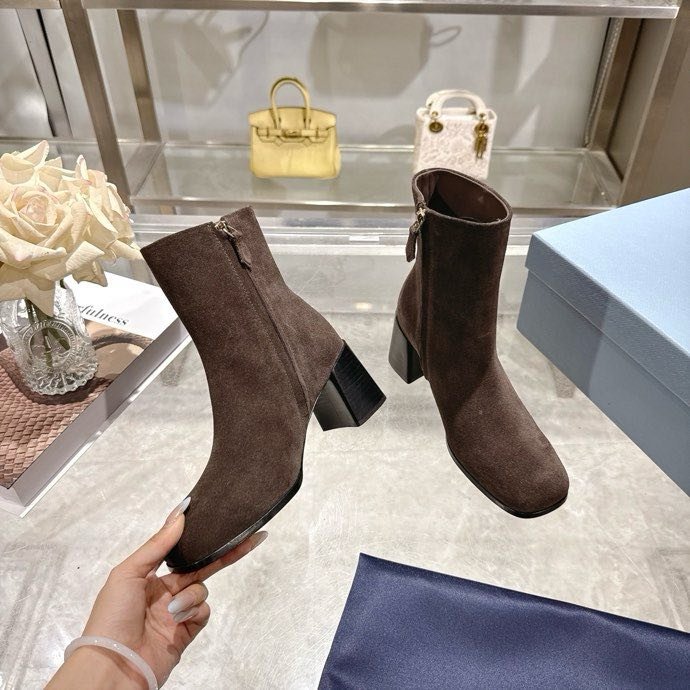 Ботильйони жіночі з трикутним каблуком фото 2