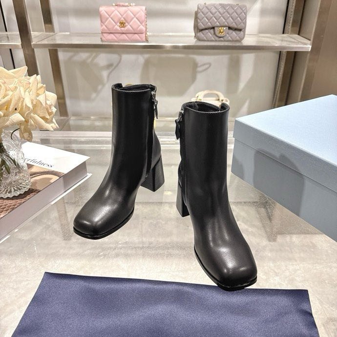 Ботильйони жіночі з трикутним каблуком фото 3