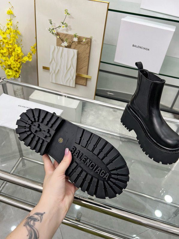 Boots leather on high soled фото 8