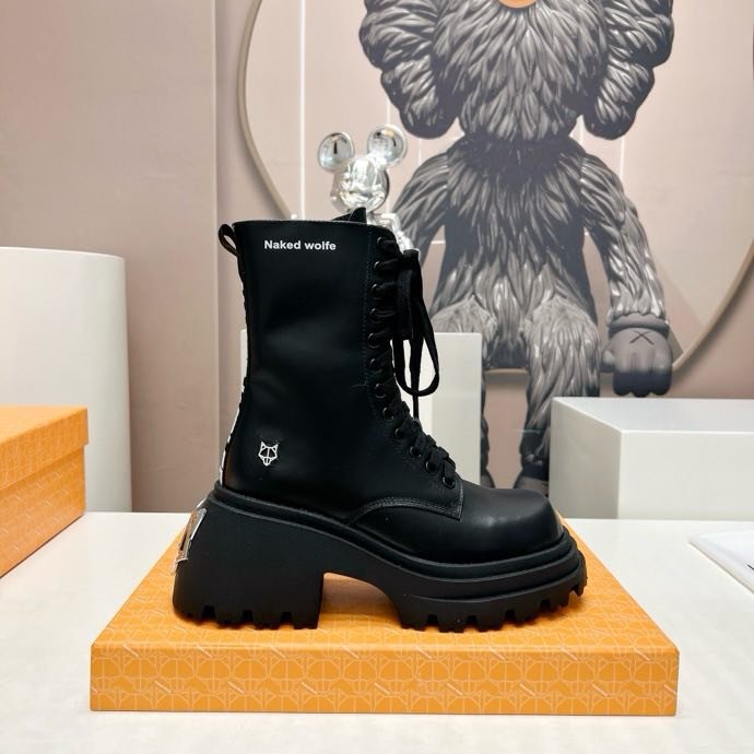 Boots on platform with lacing at ​​стиле military