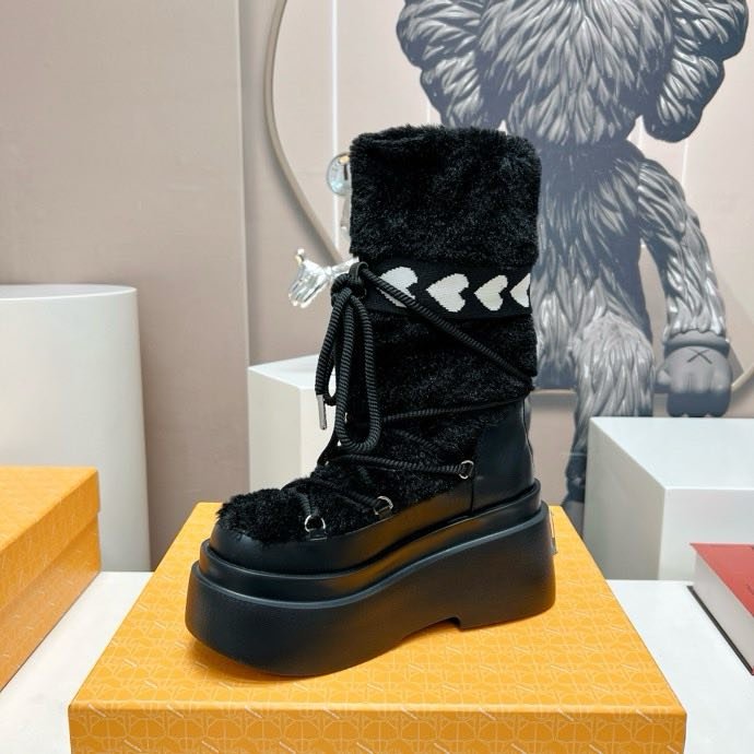 Boots on platform with lacing фото 4