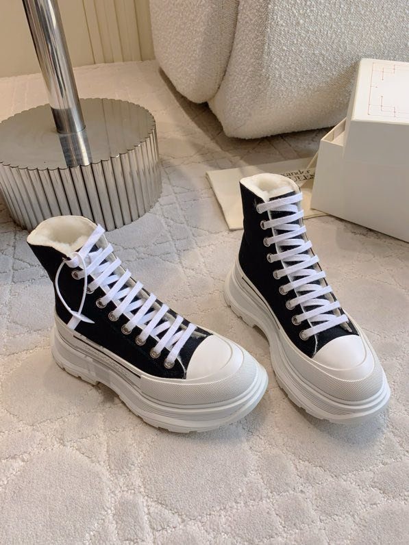 Boots women's on fur winter