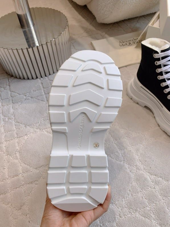 Boots women's on fur winter фото 4