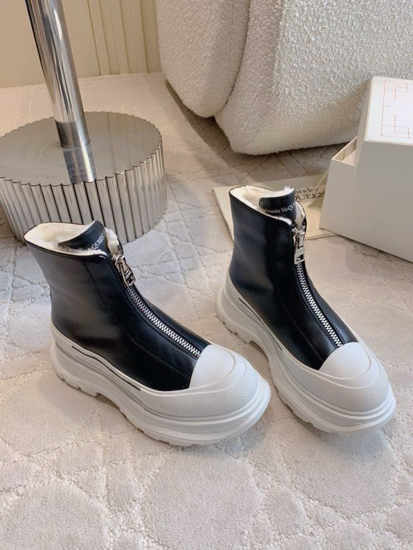 Boots women's on fur winter фото 6