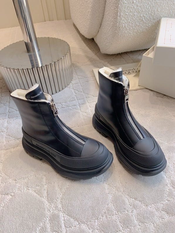 Boots women's on fur winter фото 7