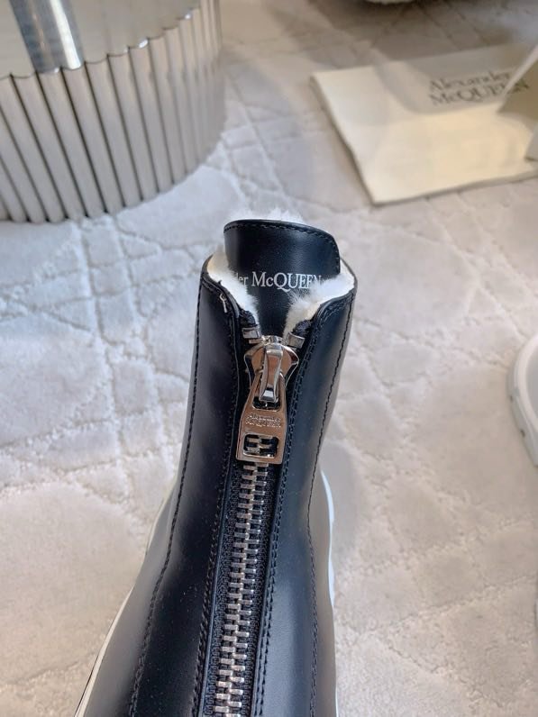 Boots women's on fur winter фото 8