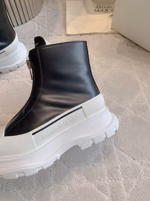 Boots women's on fur winter фото 9