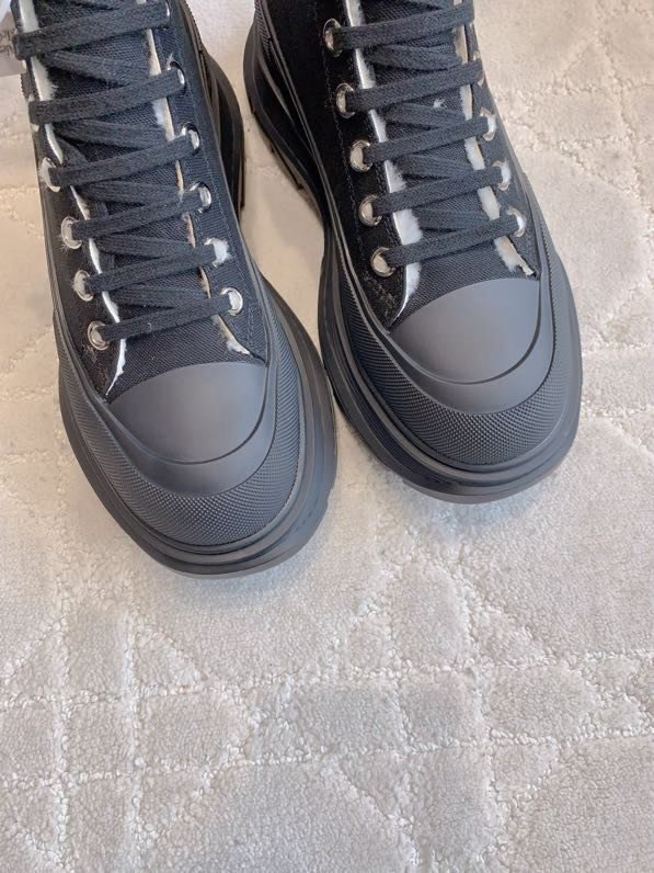 Boots women's on fur winter фото 9