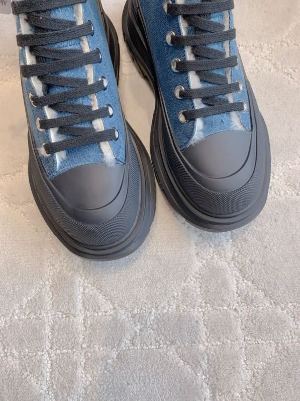 Boots women's on fur winter фото 9