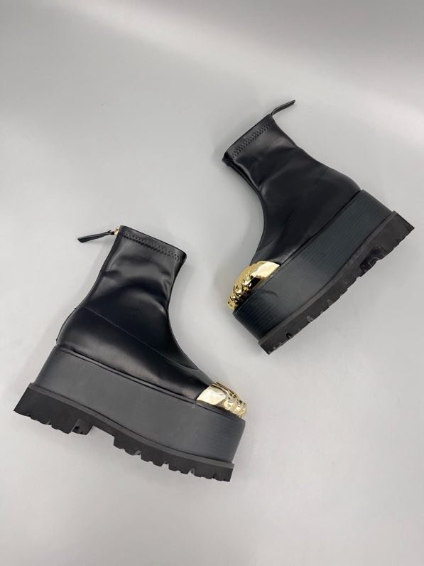 Boots women's on platform фото 5