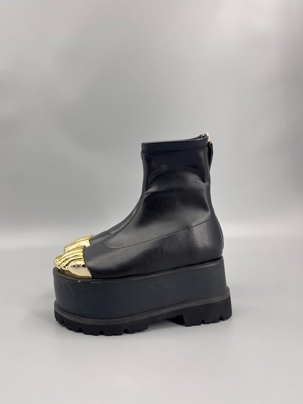 Boots women's on platform фото 6