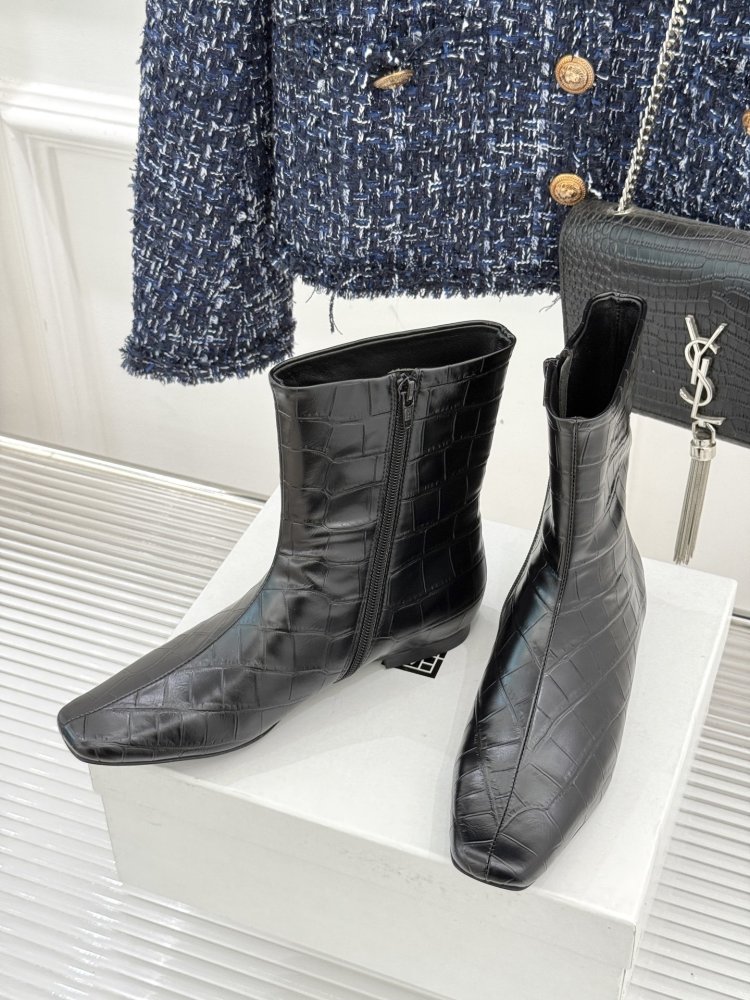 Boots women's from sharp the toe фото 2