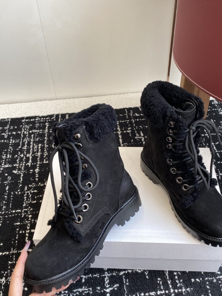 Boots women's winter on fur фото 8