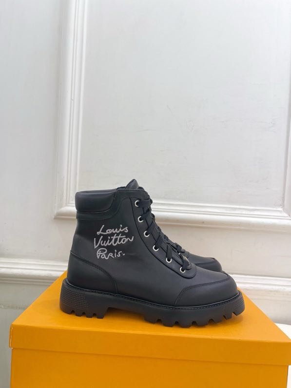 Boots women's