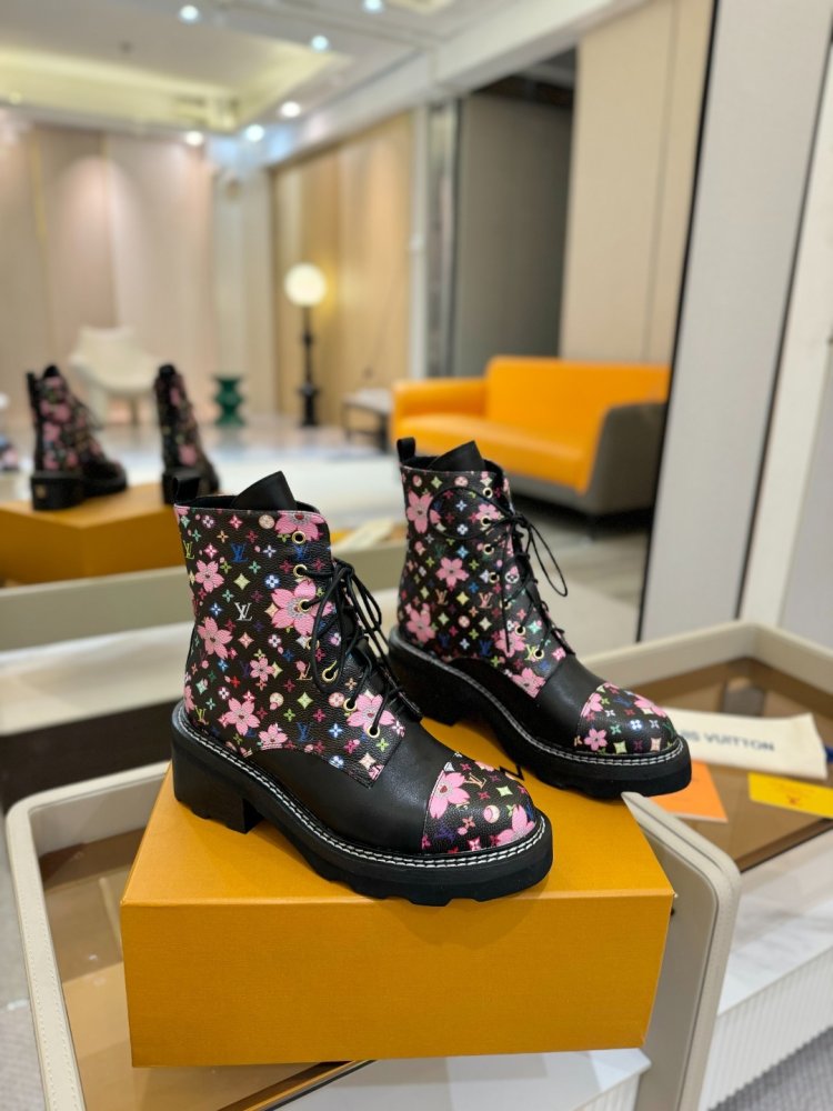 Boots women's фото 2