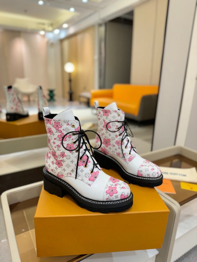 Boots women's фото 2