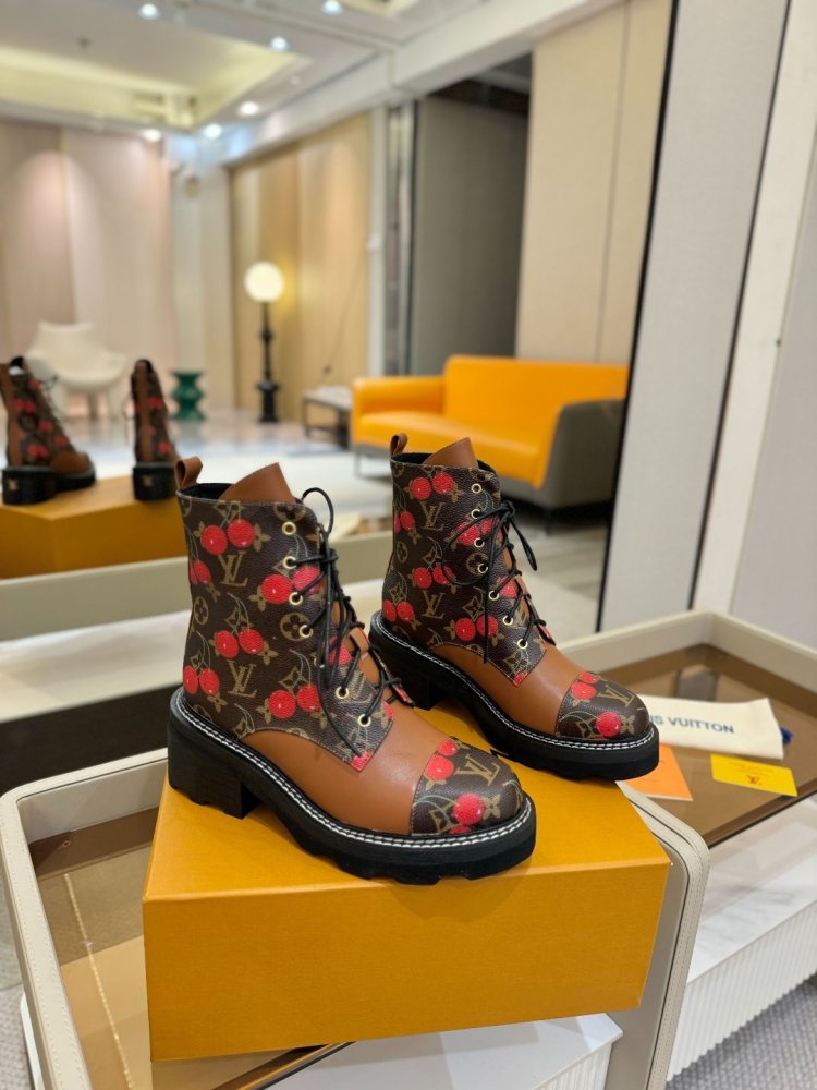 Boots women's фото 2