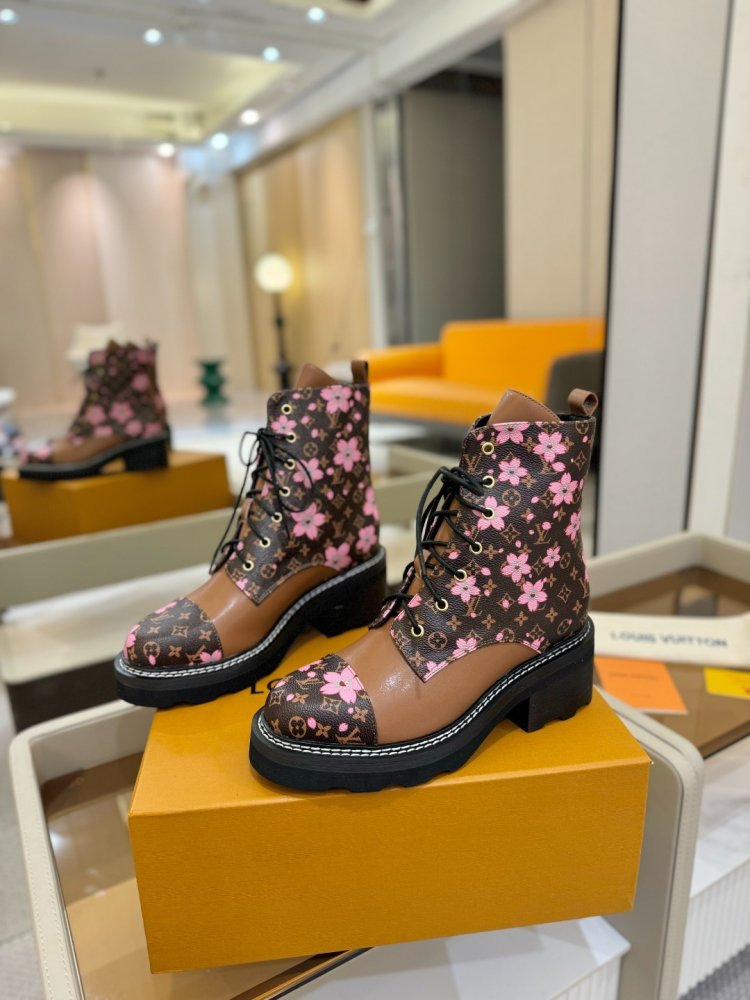 Boots women's фото 3