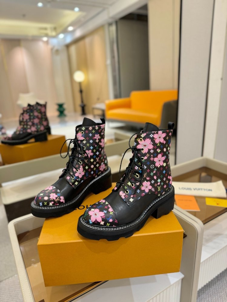 Boots women's фото 3