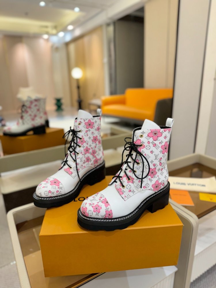 Boots women's фото 3