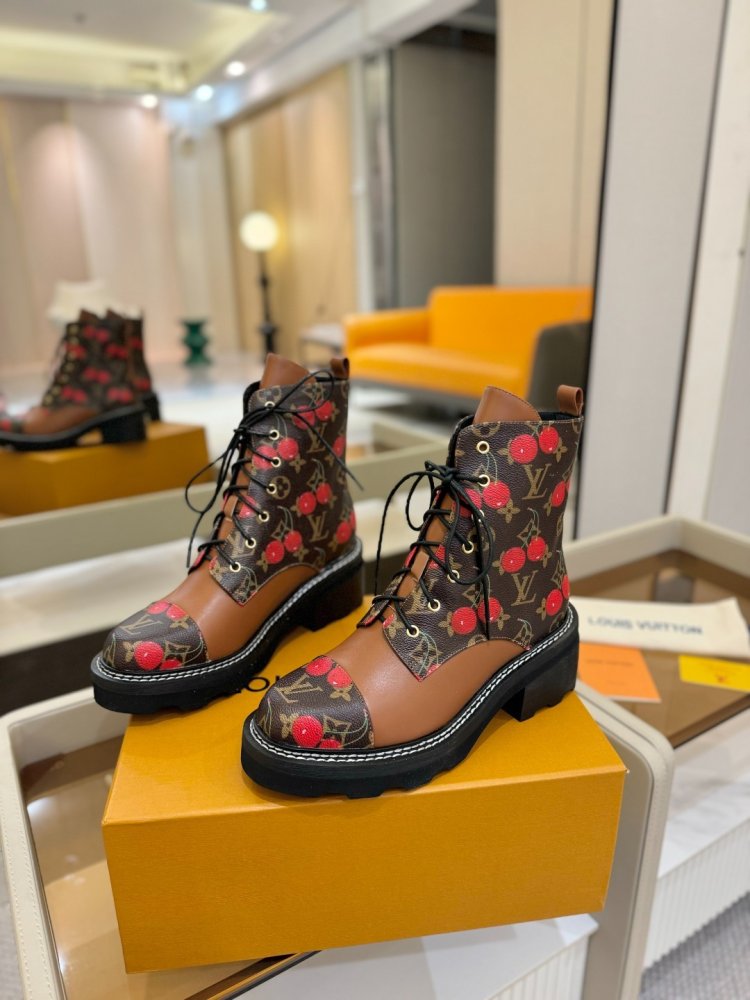 Boots women's фото 3