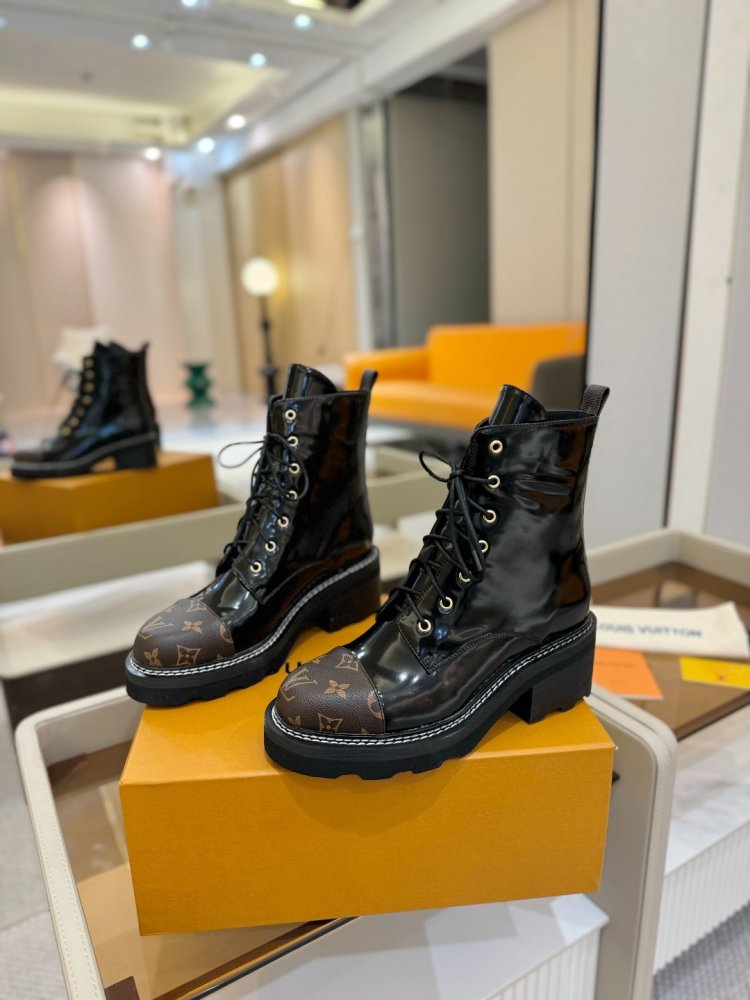 Boots women's фото 3