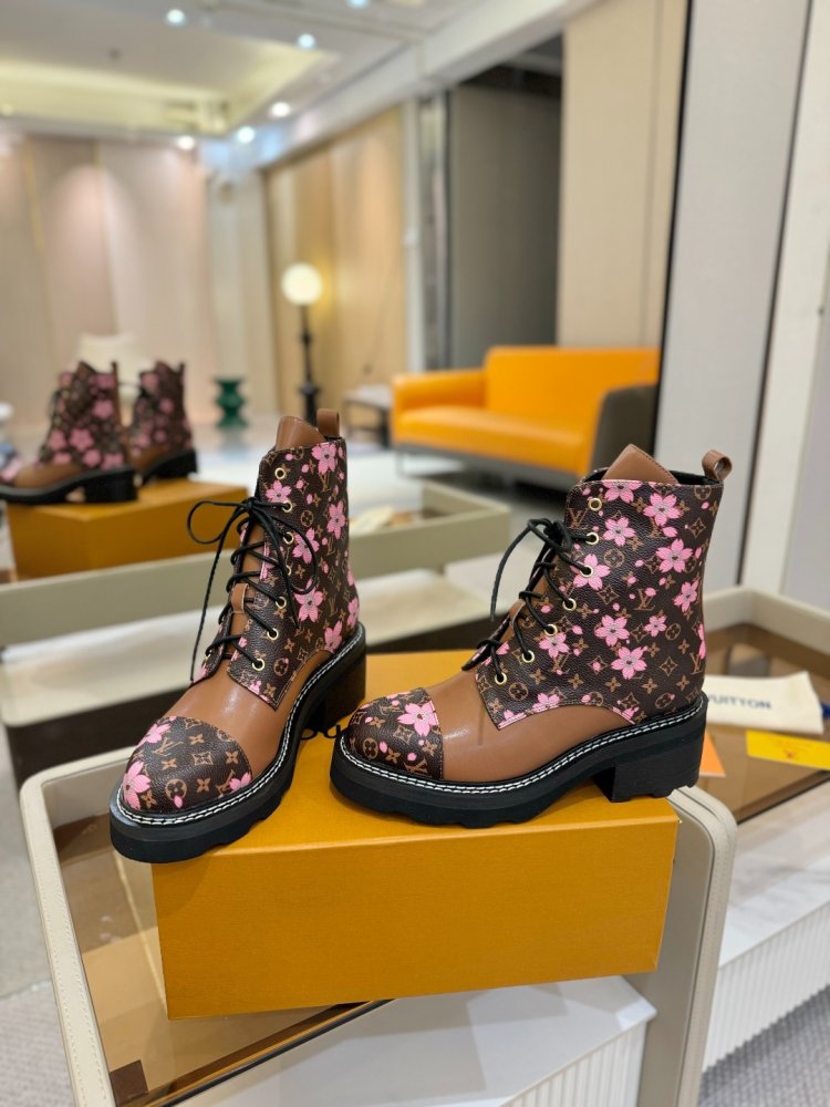 Boots women's фото 4