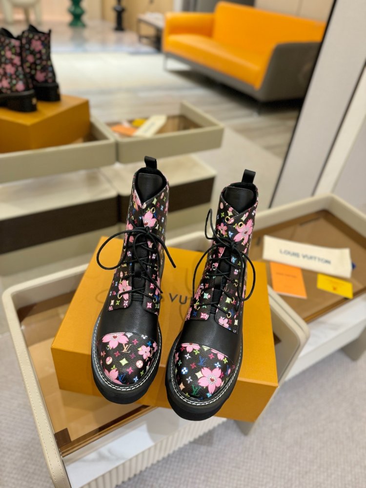 Boots women's фото 4