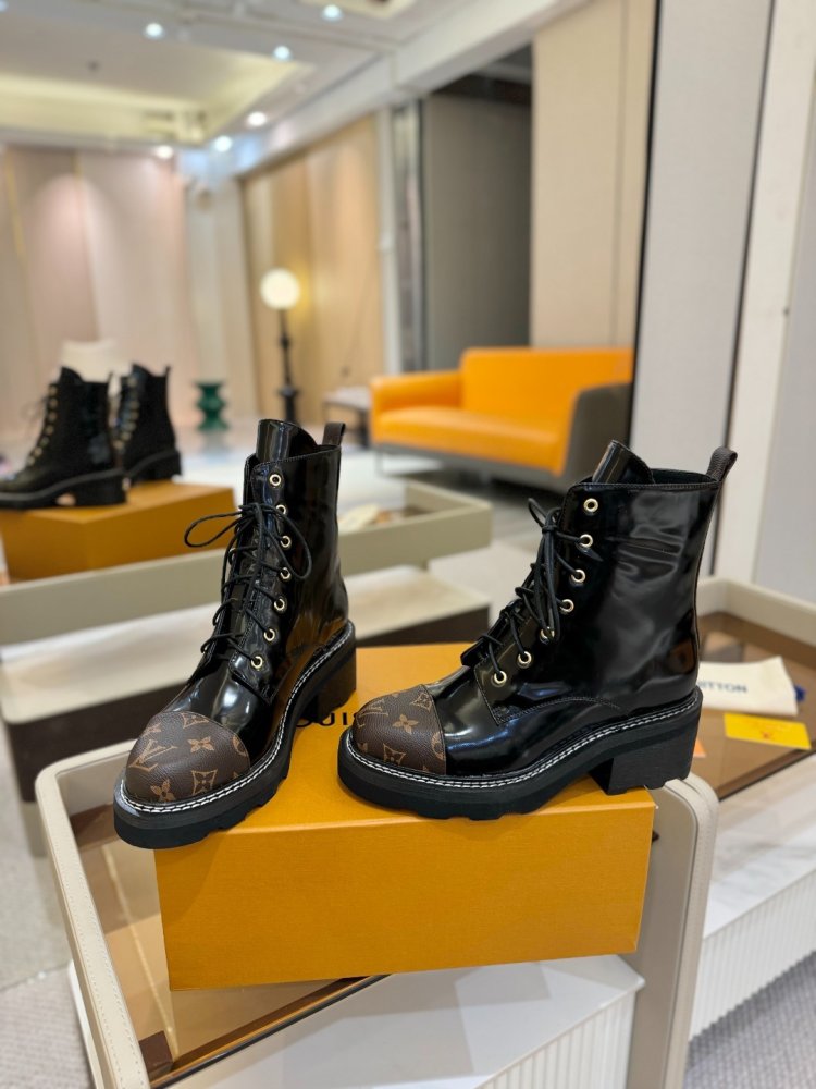 Boots women's фото 4