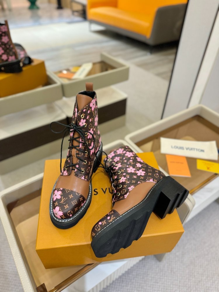 Boots women's фото 5