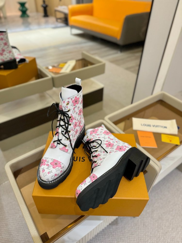 Boots women's фото 5