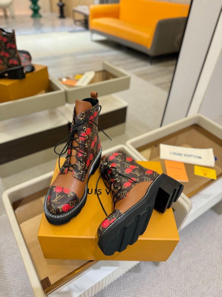 Boots women's фото 5