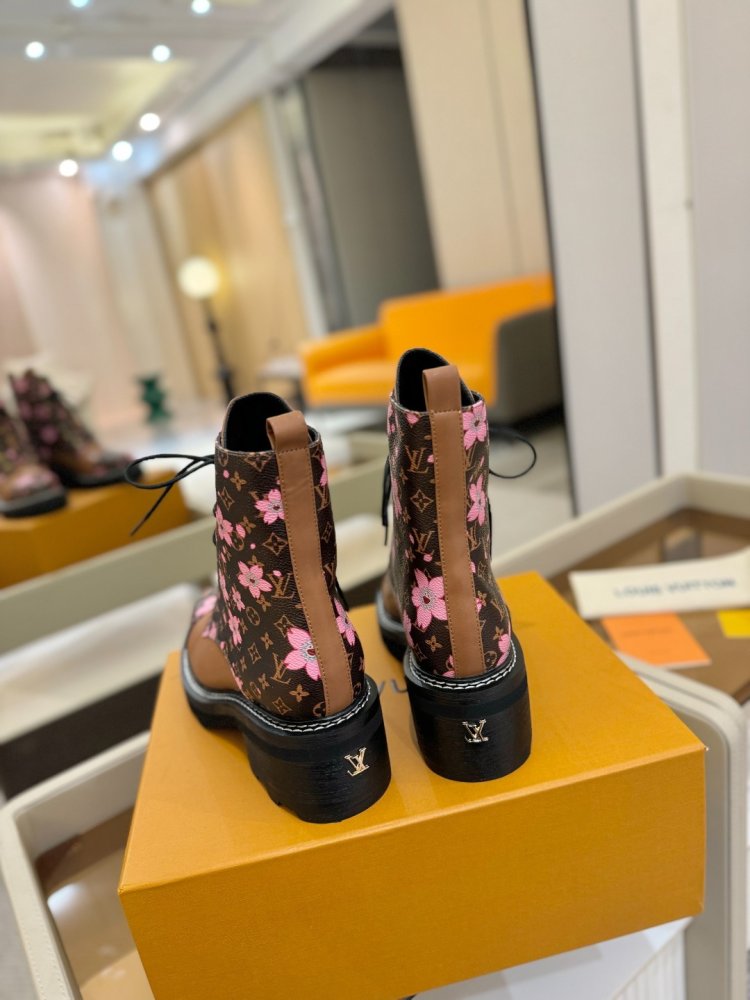 Boots women's фото 6