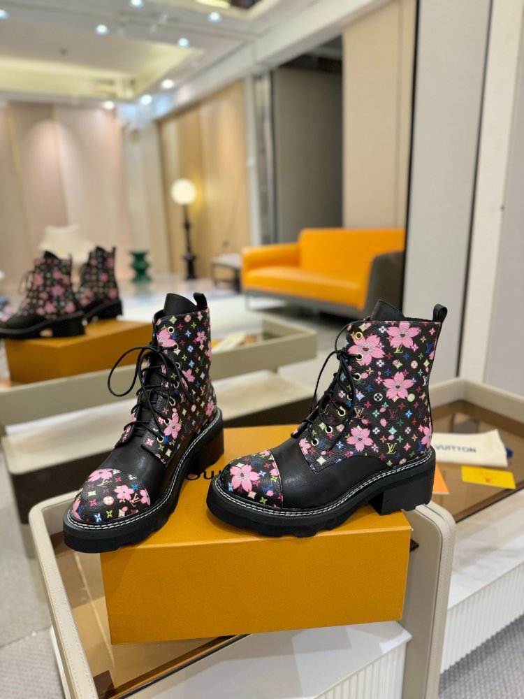 Boots women's фото 6