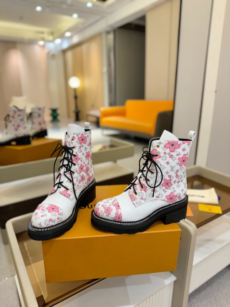 Boots women's фото 6